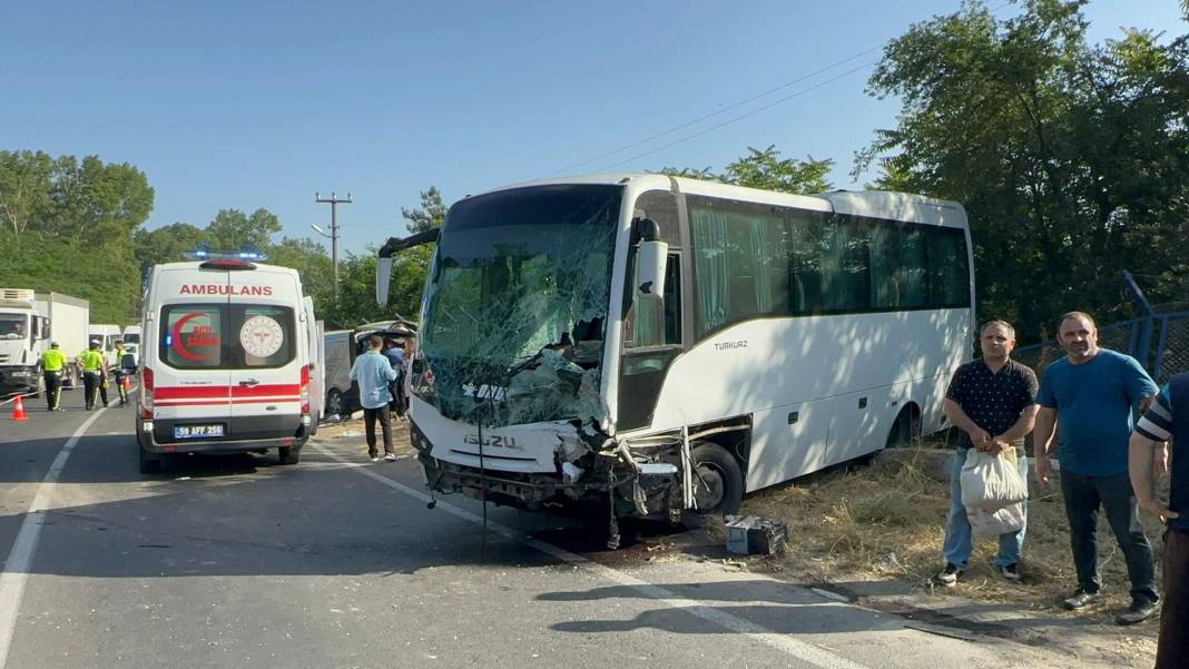 İşçi servisi ile minibüs kafa kafaya çarpıştı! Ölüler ve yaralılar var 9